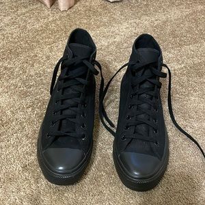 Men’s converse size 10. Worn once. Great condition.